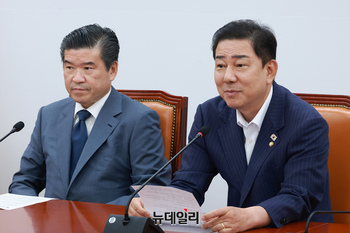 [포토] 환담 나누는 김병기 원내대표와 제임스 김 암참 회장