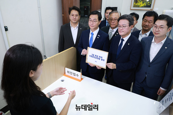 [포토] 민주당 3대 특검 특위 국회증언감정법안 제출