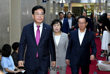 [포토] 국회 의장실 향하는 송언석 국민의힘 비대위원장