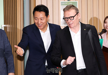 [포토] 서울시청 찾은 '노벨상 수상' 제임스 로빈슨 교수