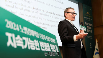 [포토] 강연하는 '노벨경제학상 수상' 제임스 로빈슨 교수