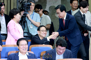 [포토] 의원총회 참석하는 송언석 국민의힘 비상대책위원장