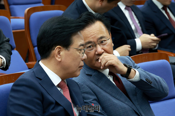 [포토] 대화 나누는 송언석 ·유상범