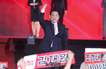 [포토] 주먹 쥔 장동혁 당대표 후보 