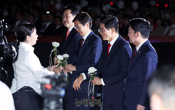 [포토] 백장미 선물받는 당대표 후보자들 