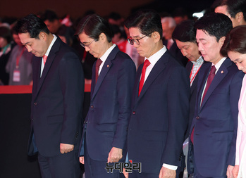 [포토] 국민의례하는 장동혁·조경태·김문수·안철수 당대표 후보