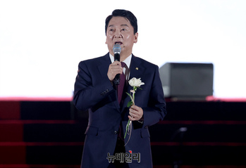 [포토] 백장미 든 안철수 당대표 후보 