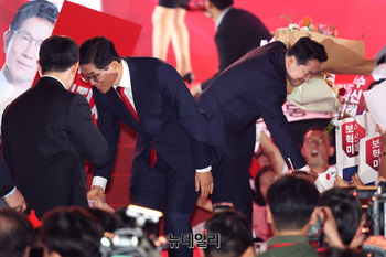 [포토] 당원들과 인사 나누는 김문수·장동혁