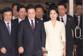 [포토] 공군 1호기 향하는 이재명 대통령 