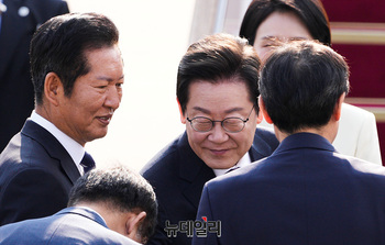 [포토] 인사나누는 이재명 대통령 