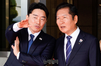 [포토] 대화 나누는 강훈식-정청래 