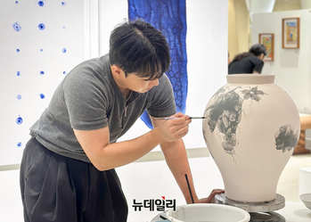 [포토] 현대백화점 판교점 "아티스트 10인 예술작품 만나보세요"