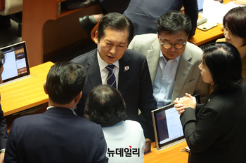 [포토] 의원들과 대화 나누는 정청래 민주당 대표