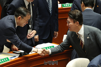 [포토] 예산결산특별위원회 참석하는 김민석 국무총리