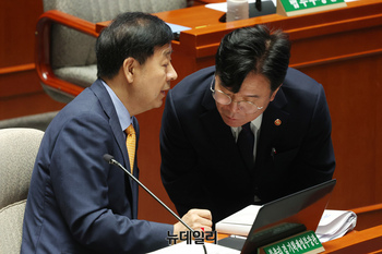 [포토] 대화 나누는 구윤철 부총리와 김영훈 장관