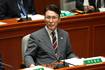 [포토] 의원들의 발언 듣고 있는 김민석 국무총리