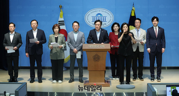 [포토] 해수부 이전 특별법 관련 회견 갖는 부산지역 의원들