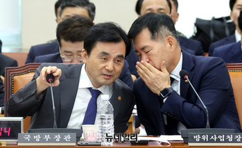 [포토] 대화 나누는 안규백 국방부 장관과 석종건 방위사업청장