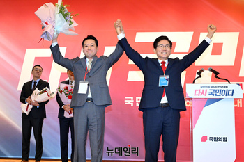 [포토] 손들어 인사하는 장동혁·김문수 후보