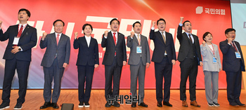 [포토] 기념촬영 하는 장동혁 신임 당대표와 지도부