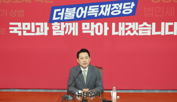 [포토] 기자들의 질문에 답하는 장동혁 국민의힘 신임 대표