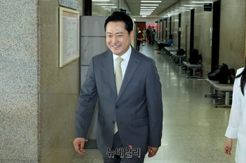 [포토] 밝은 얼굴로 회견장 향하는 장동혁 국민의힘 신임 대표