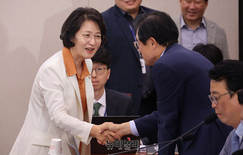 [포토] 국민의힘 의원들과 악수 나누는 추미애 법사위원장