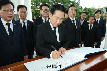 [포토] 현충원 방명록 작성하는 장동혁 국민의힘 신임 당대표
