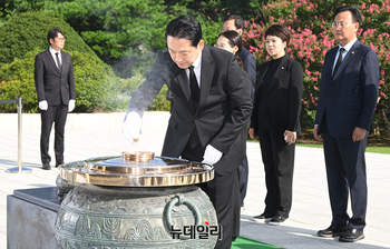 [포토] 현충탑 참배하는 장동혁 국민의힘 신임 당대표