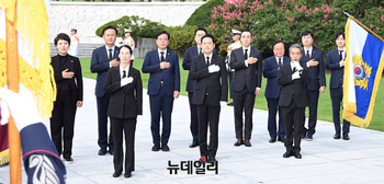 [포토] 현충탑 향하는 국민의힘 신임 지도부