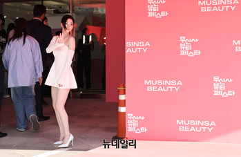 [영상] 카리나, 팬몰고 성수동 등장