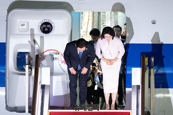 [포토] 귀국하며 인사하는 이재명 대통령 부부 