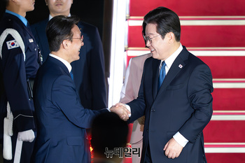 [포토] 이재명 대통령 맞이하는 김민석 총리 