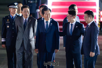 [포토] 이재명 대통령 마중나온 김민석 총리·정청래 대표·김병기 원내대표