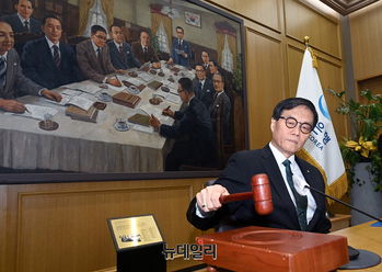 [포토] 금융통화위원회 주재하는 이창용 총재