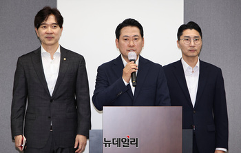 [포토] 기자간담회 갖는 장동혁 대표 