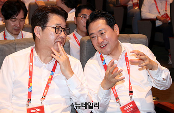 [포토] 연찬회서 대화나누는 신동욱 최고위원·장동혁 대표