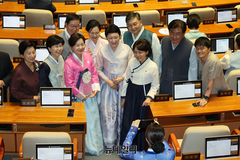 [포토] 한복 입고 본회의 참석한 민주당 의원들