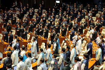 [포토] 정기국회 개회식 '한복 입은 민주당 ·상복 입은 국민의힘'