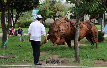[포토] 서울조각페스티벌 열리는 뚝섬 찾은 오세훈 서울시장