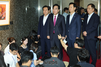 [포토] 의장실 방문 후 취재진 만난 송언석 원내대표