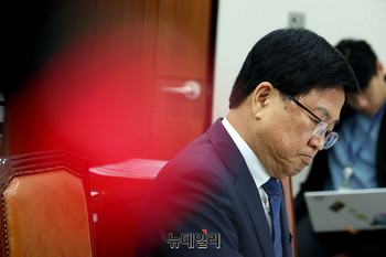 [포토] 음주운전 질문에 고개숙인 최교진 후보자