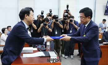 [포토] 선서문 제출하는 최교진 사회부총리 후보자