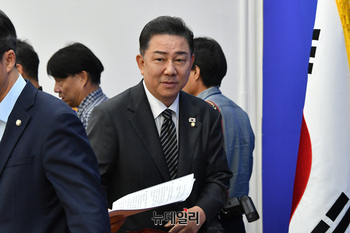 [포토] 기자간담회 참석하는 김병기 민주당 원내대표