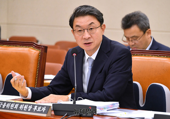[포토] 답변하는 이억원 금융위원장 후보자