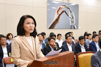 [포토] 결산보고 하는 이진숙 방송통신위원장