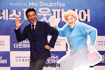 [포토] 미세스 다웃파이어 황정민 '다함께 보러 가요'