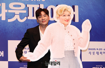 [포토] 미세스 다웃파이어 정상훈 '우리 똑같죠?'