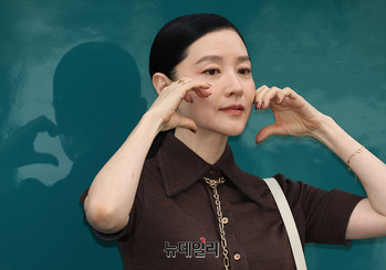 [영상] 이영애, 볼하트도 우아하게