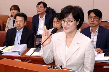 [포토] 선서하는 원민경 여성가족부 장관 후보자